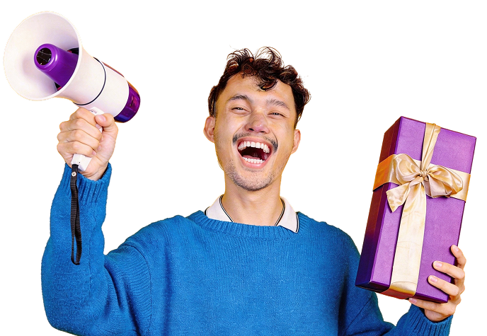 Persona sosteniendo un meg&aacute;fono y un regalo