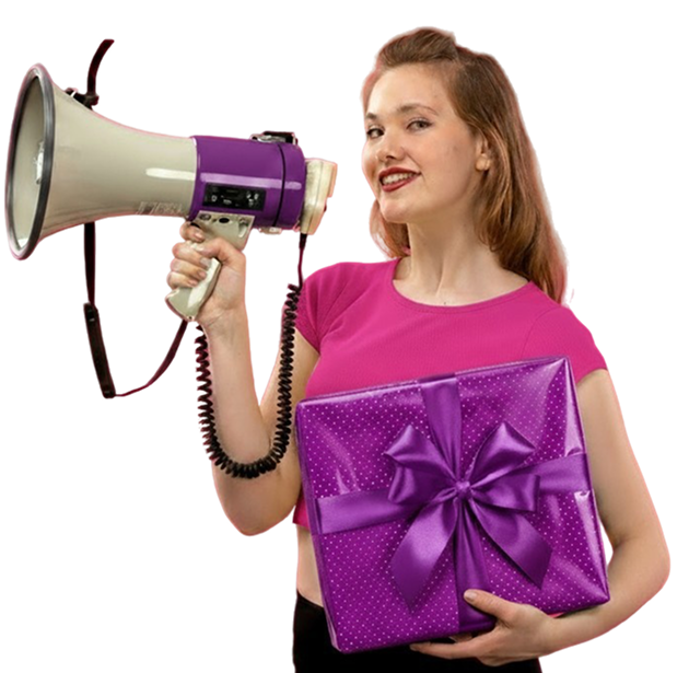 Persona promocionando su premio